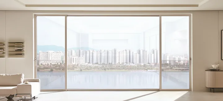 큰 창 너머로 아파트 단지가 보이는 거실